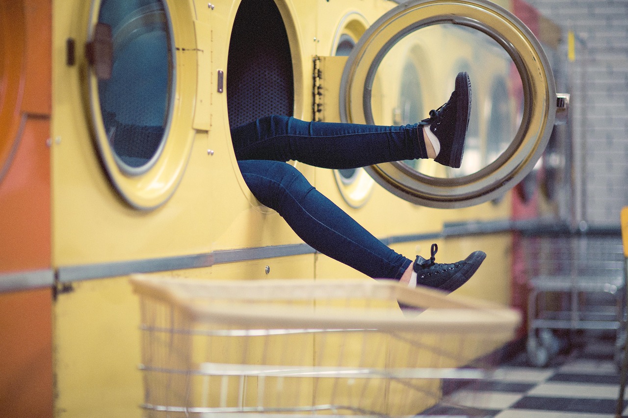 Efficiënt georganiseerde wasmiddelen naast wasmachine.