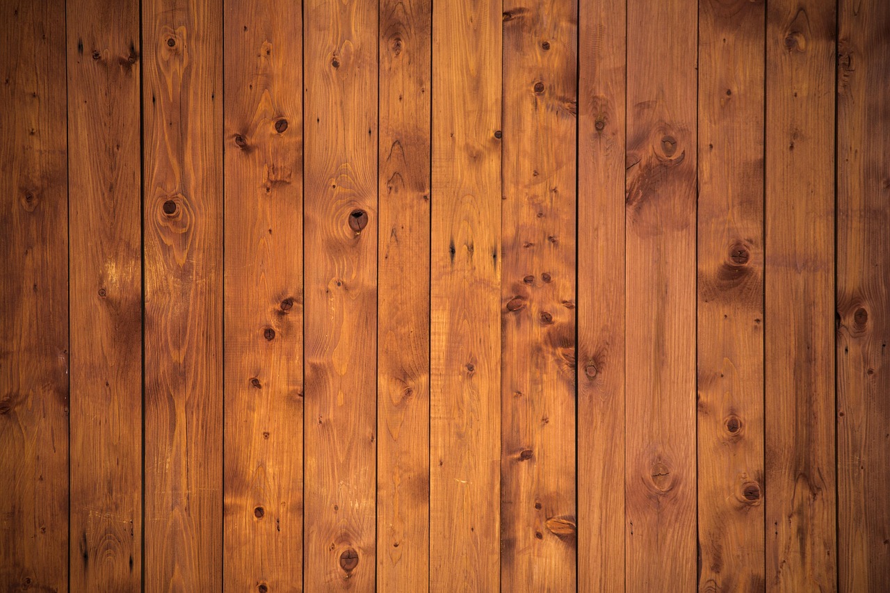 Houten lambrisering in keuken voor natuurlijke uitstraling.