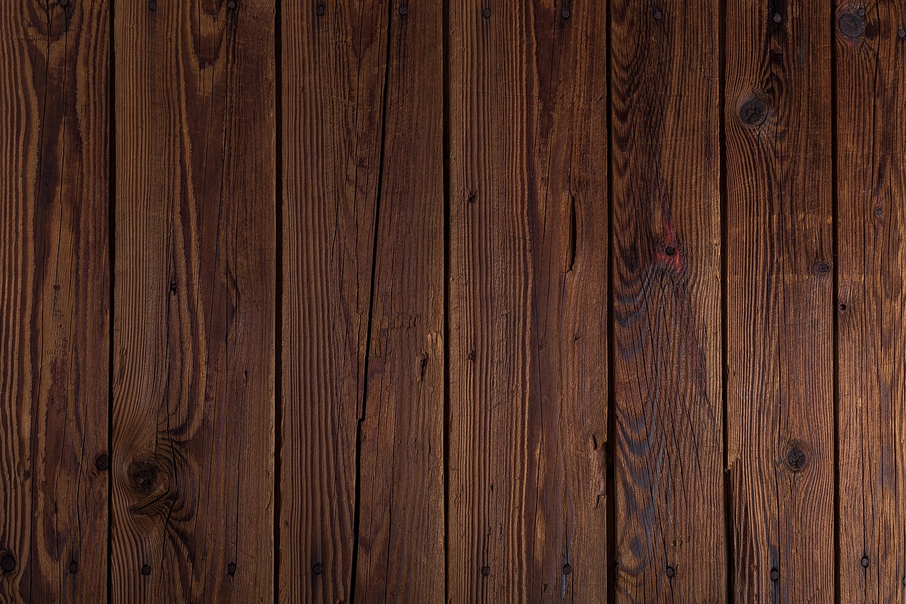 Detail close-up van elegante houten lambrisering.