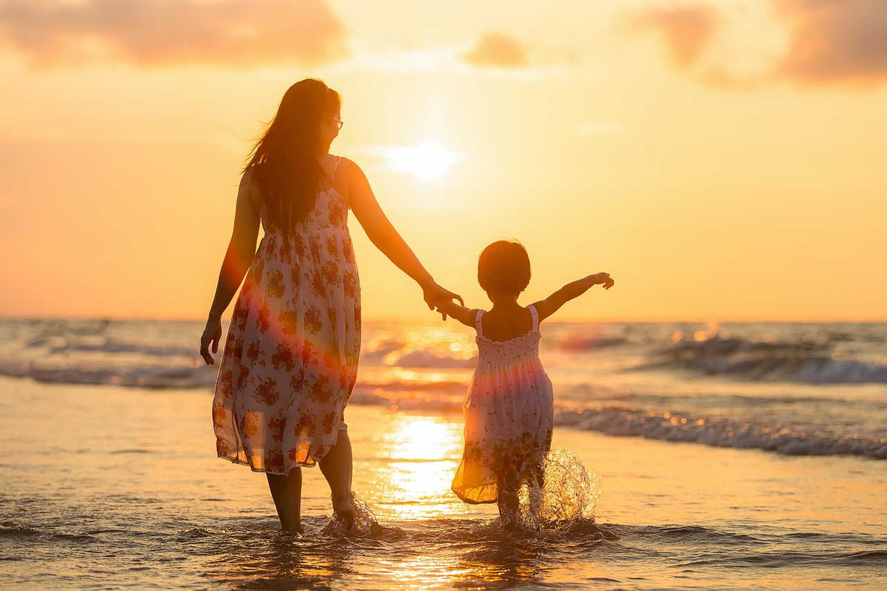 Gezellig gezin op strand onder herinnering deken. Gezellig gezin op strand onder herinnering deken.