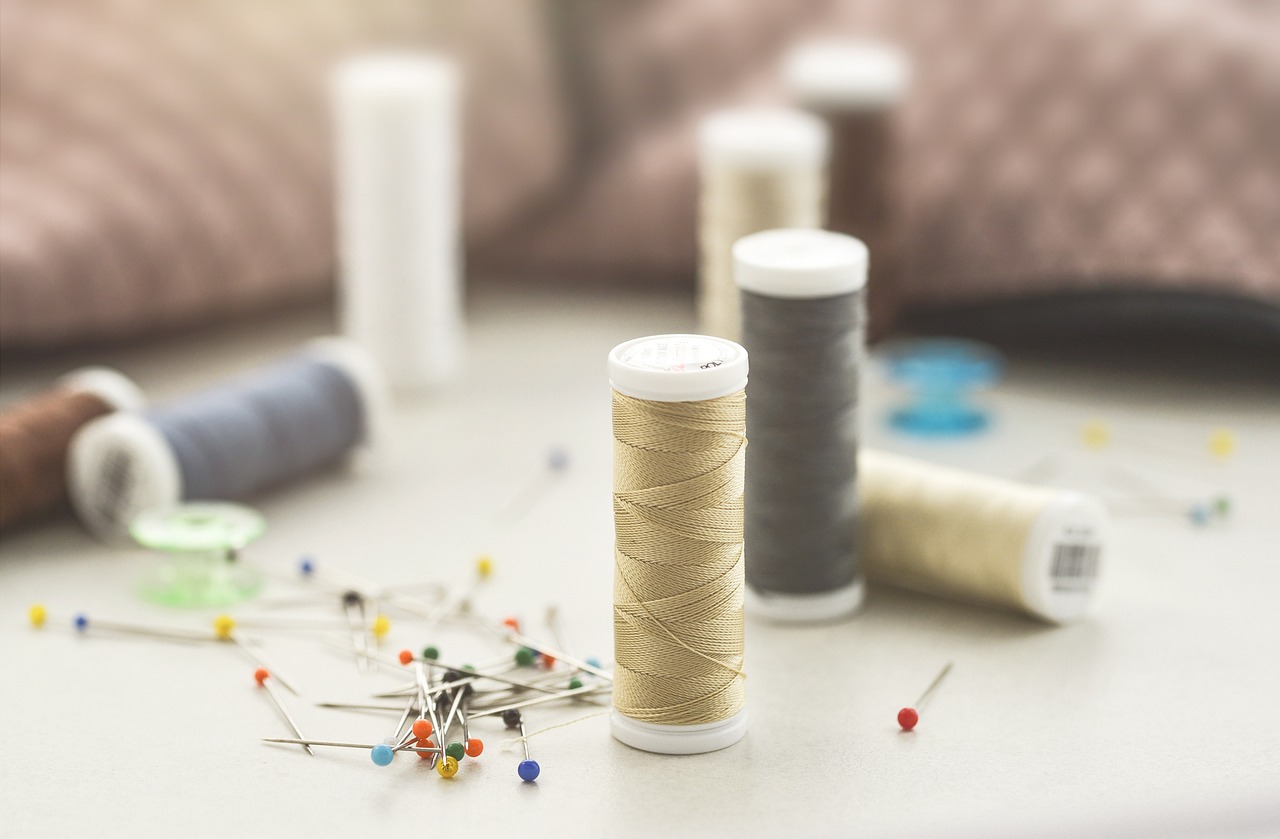 Vrouwelijke ontwerper onderzoekt innovatief wolvilt textiel. Vrouwelijke ontwerper onderzoekt innovatief wolvilt textiel.