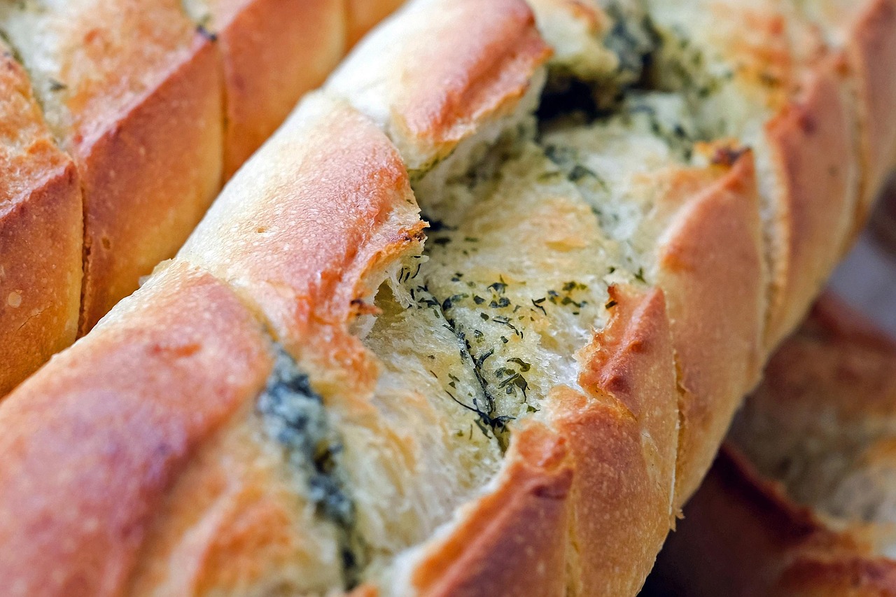 Sfeervolle keuken met antieke Franse details.