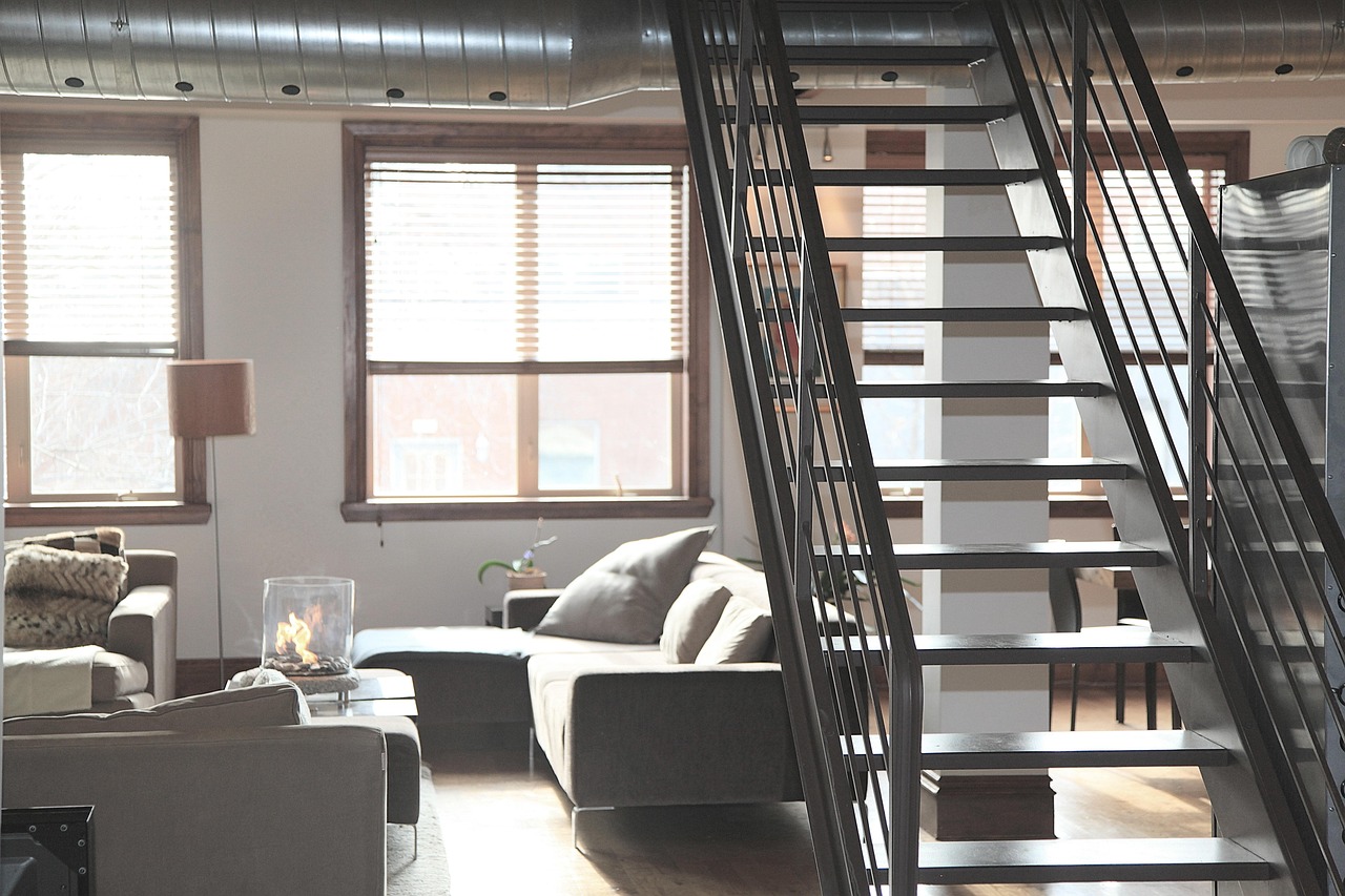 Moderne greige woonkamer met open haard Moderne greige woonkamer met open haard