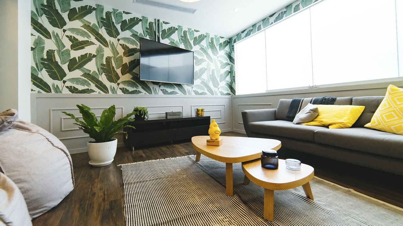 Boekenkast met ochre gele decoraties. Boekenkast met ochre gele decoraties.