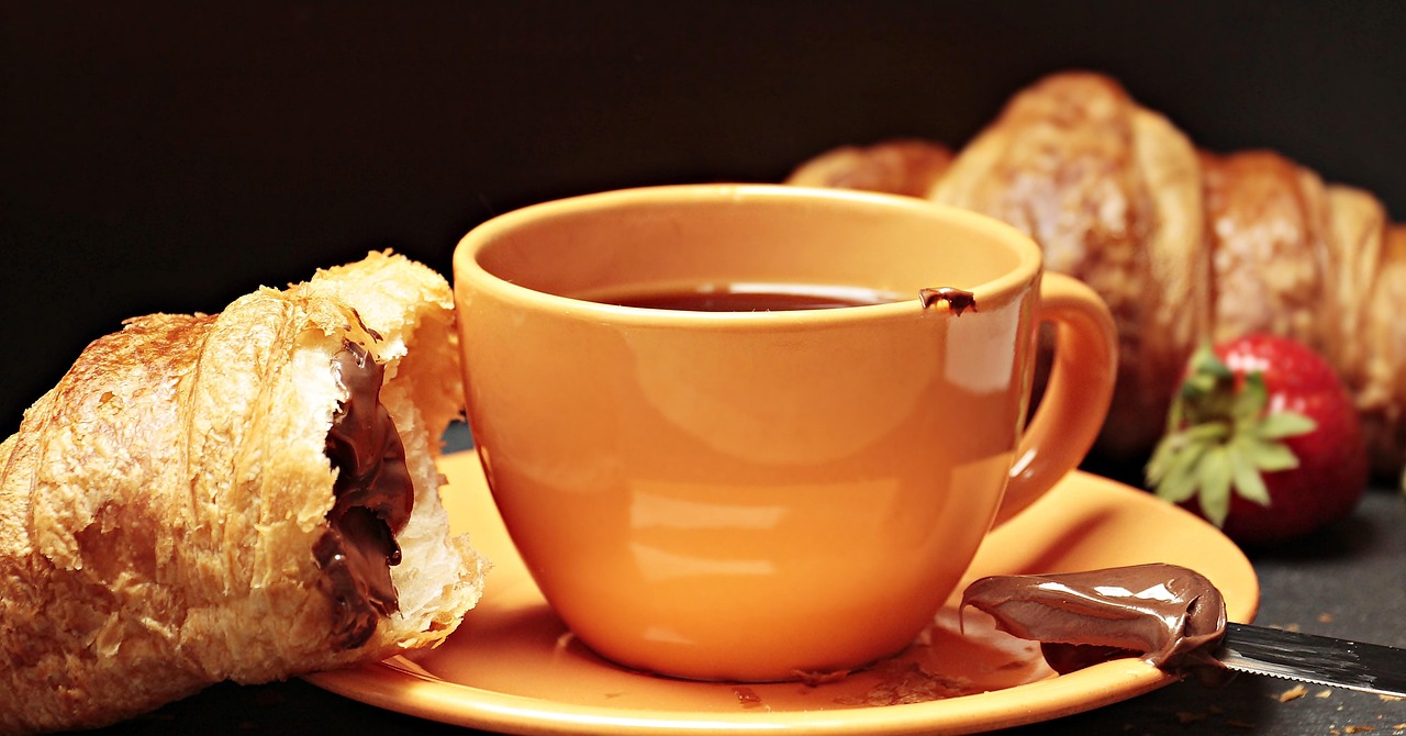 Mensen genieten van koffie tijdens zondagochtendritueel. Mensen genieten van koffie tijdens zondagochtendritueel.