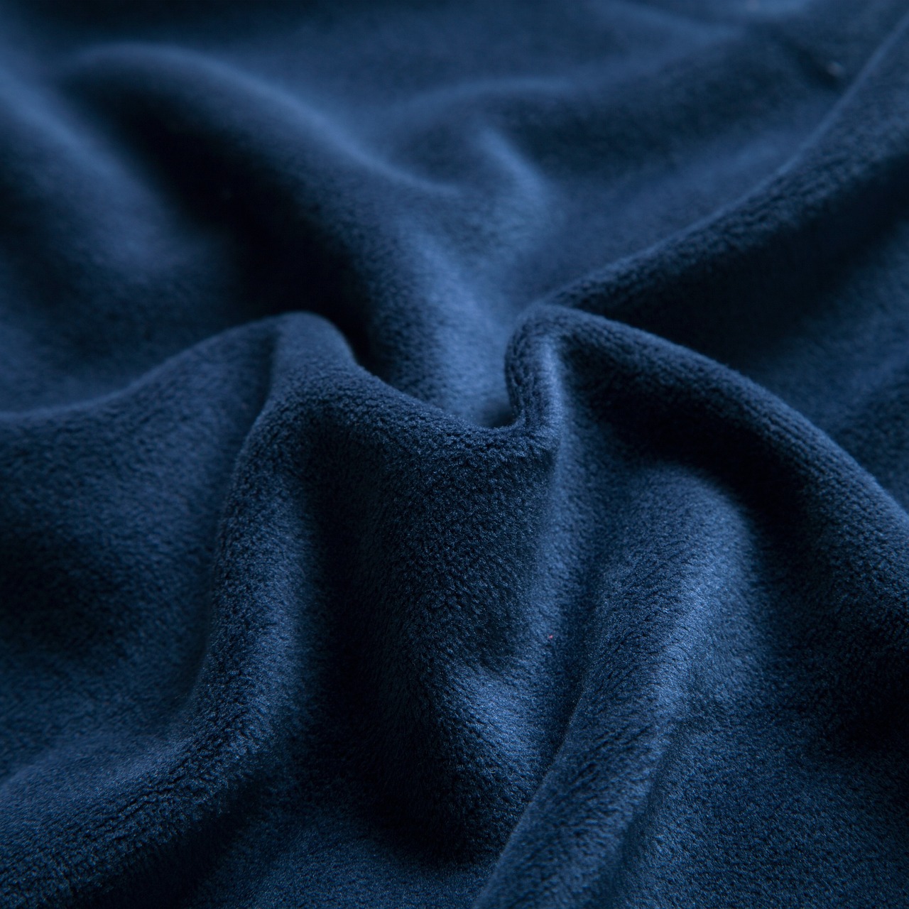 Marineblauwe kleding in kustlandschap.