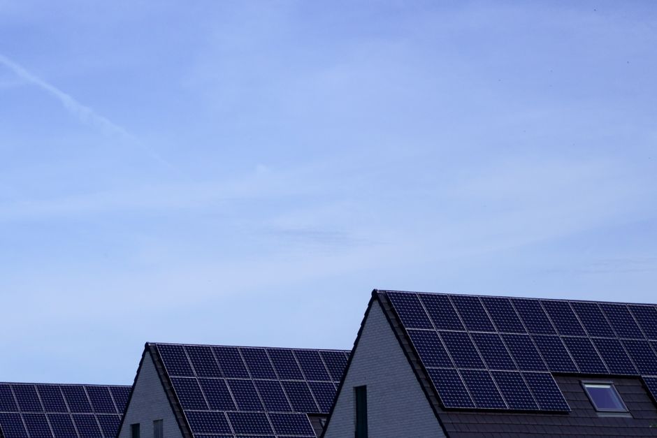 Persoon hijst zonnepaneel voor optimaal gebruik