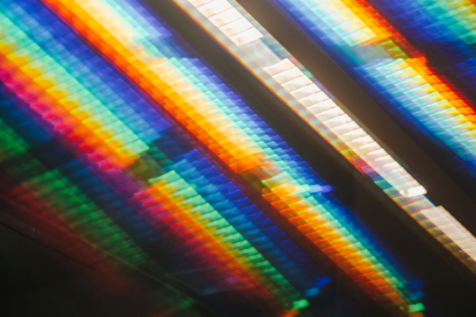 Elegante regenboogglas ontwerpen in kantoorruimte. Elegante regenboogglas ontwerpen in kantoorruimte.