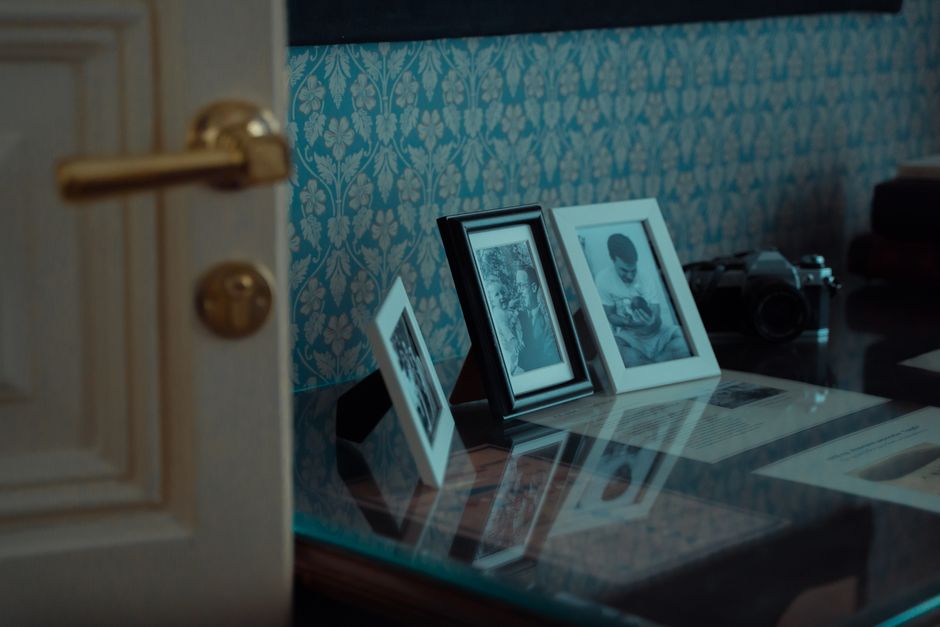 Kleurrijke fotolijsten aan de muur