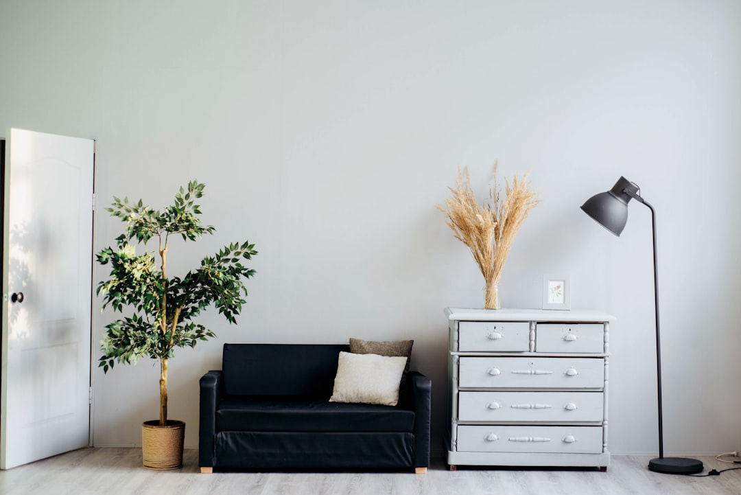Minimalistische herfstdecoratie: natuurlijke materialen in huis