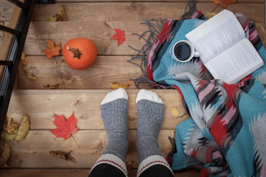 Zomerse kunstwerken behouden: hoe je canvas en textiel decoraties beschermt in de herfst