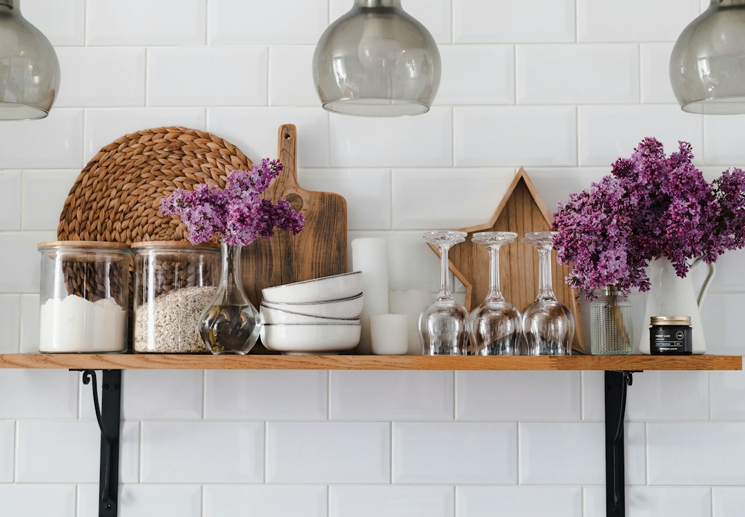 Lavendelkleurige keuken met herfstdecoraties. Lavendelkleurige keuken met herfstdecoraties.