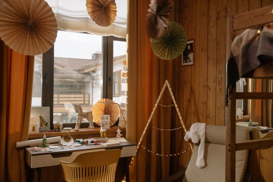Subtiel herfstpalet in slaapkamer voor kinderen.
